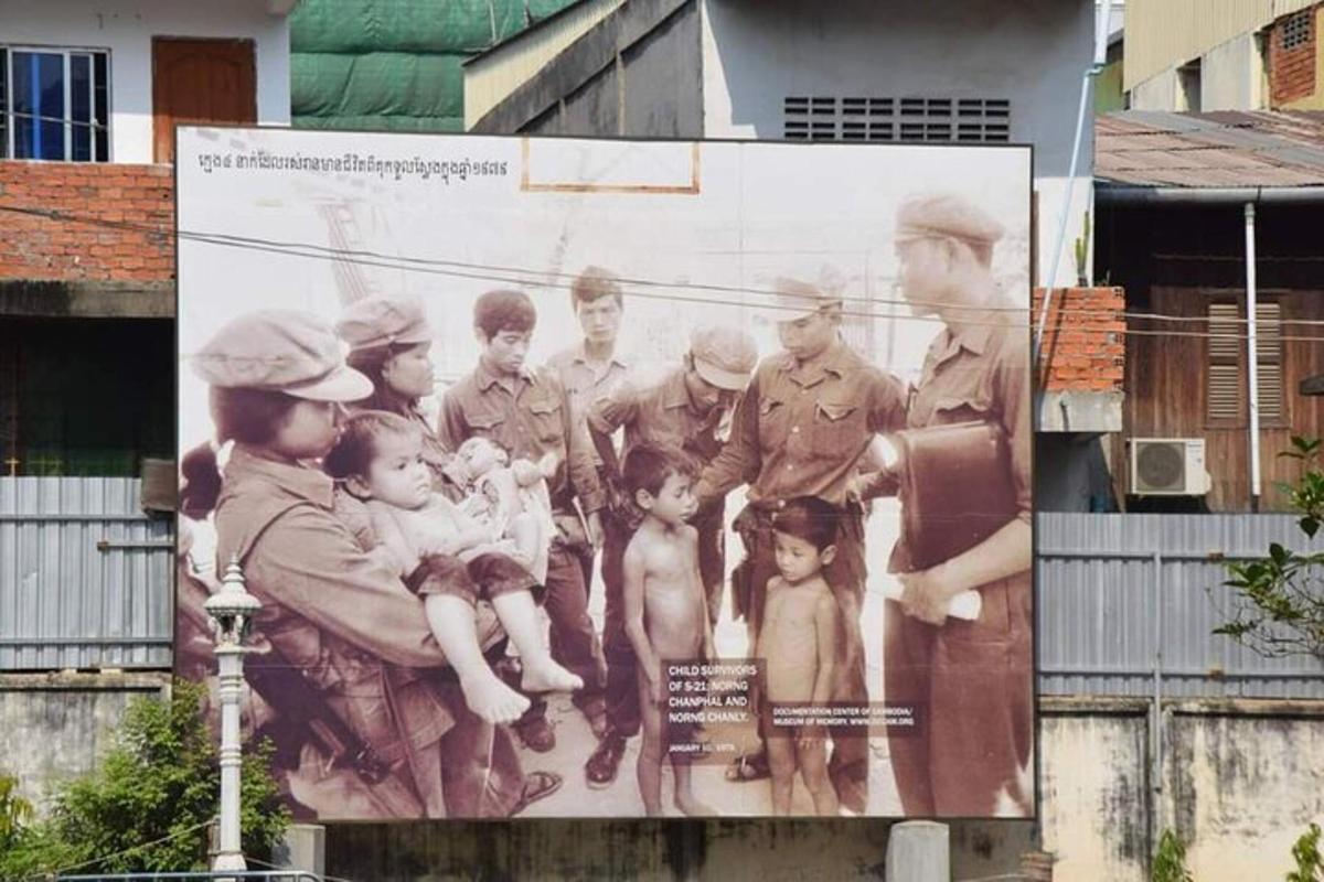 стара фотографија групе људи на билборду