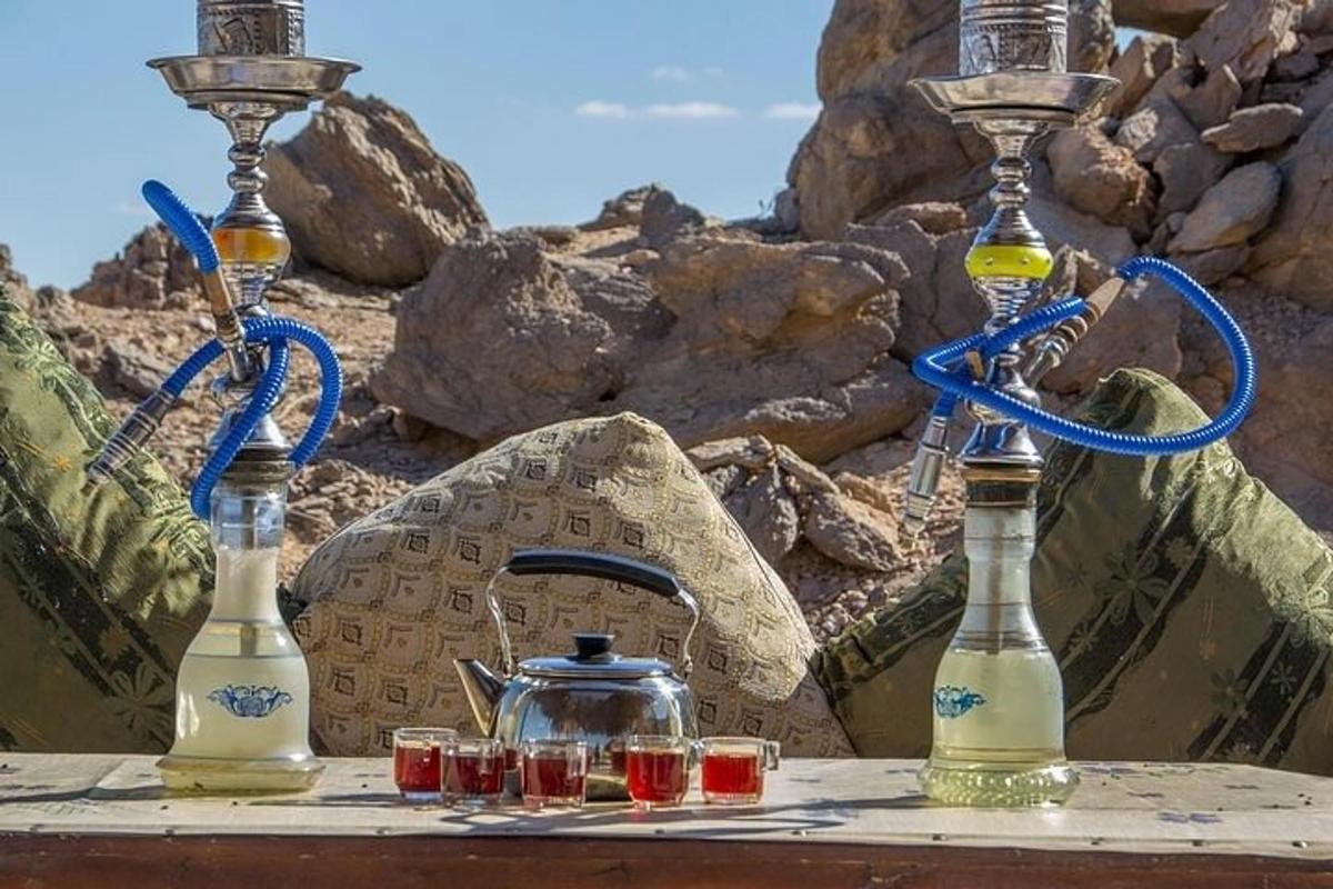 sebuah meja dengan dua botol kaca dan cerek teh