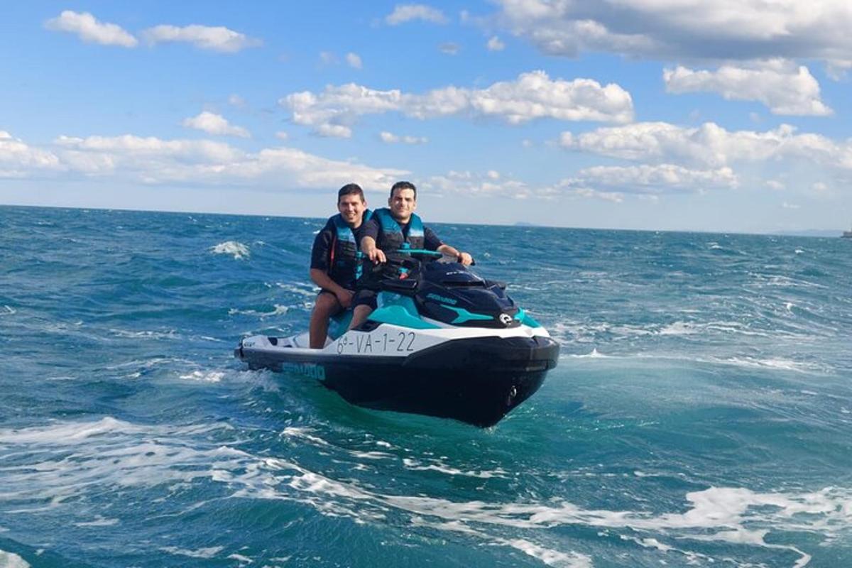dues persones muntant una moto aquàtica a l'oceà
