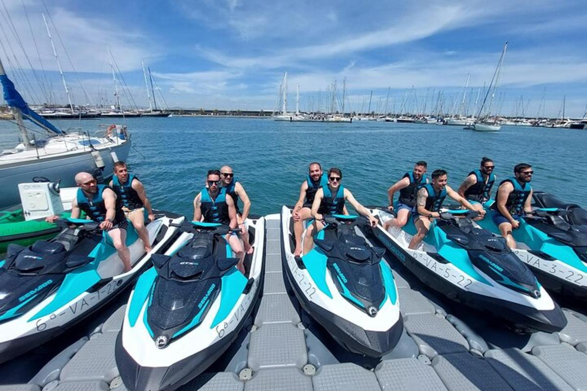 un grup de persones assegudes en barques a l'aigua