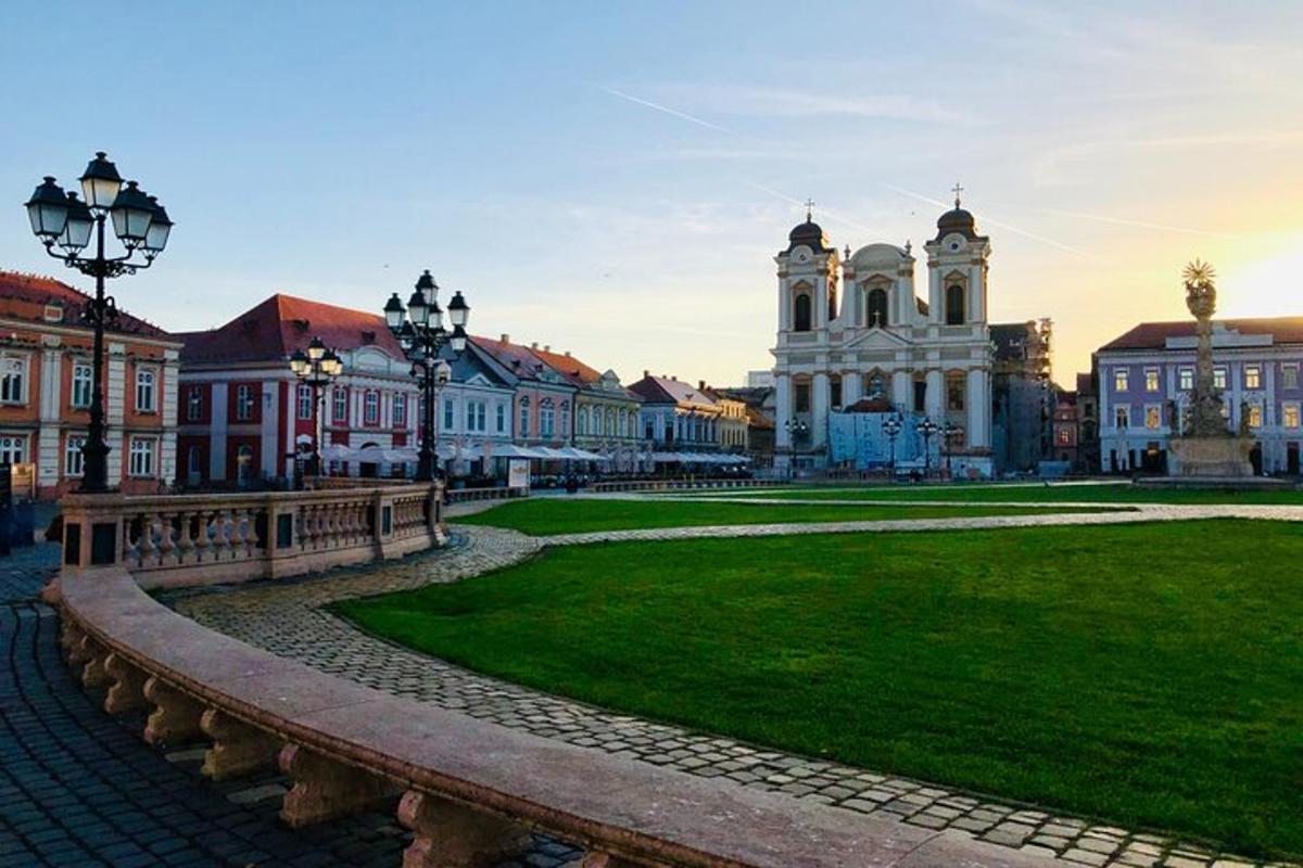 Una vista de una ciudad con un parque y edificios.