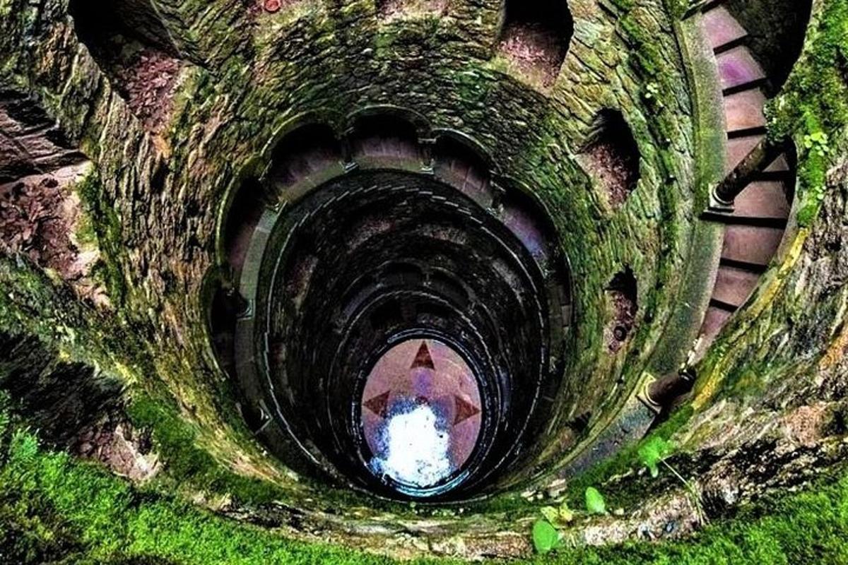 uma vista de um túnel com uma pessoa no meio