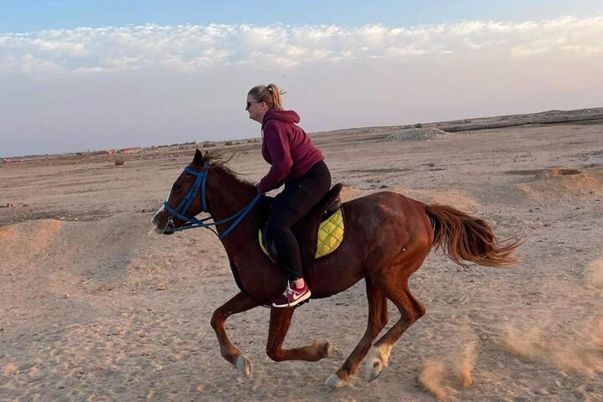 una dona muntant a cavall al desert