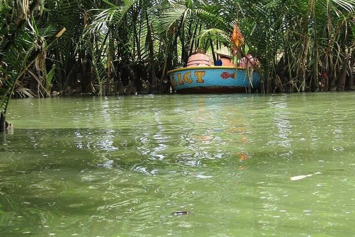 sebuah perahu di tengah perairan
