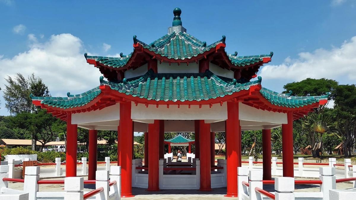 pagoda s červenými sloupy a zelenou střechou