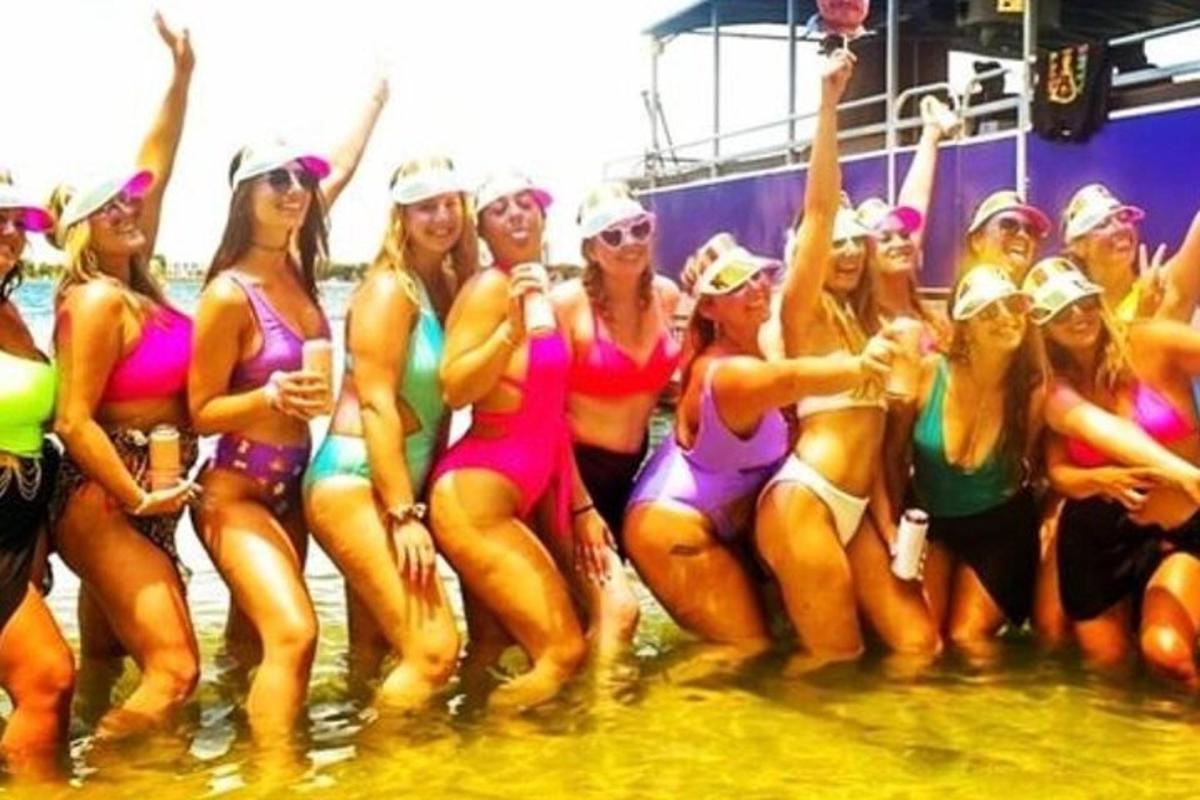 eine Gruppe von Frauen, die für ein Foto im Wasser posieren