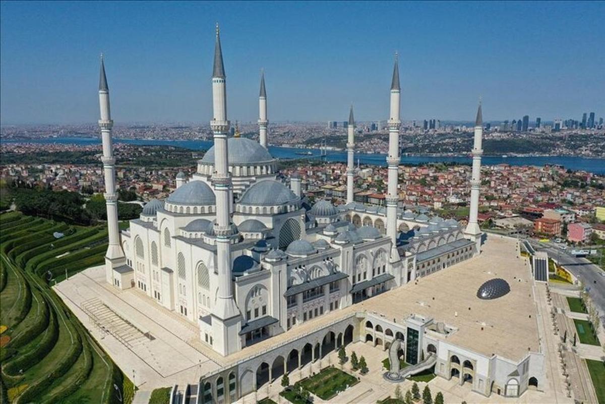 sebuah masjid besar berwarna putih dengan kubah biru di atasnya