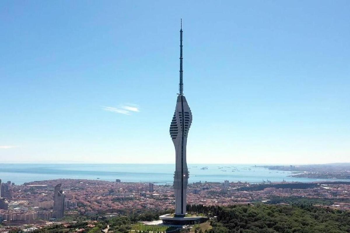 pemandangan menara spinnaker di sebuah bandar