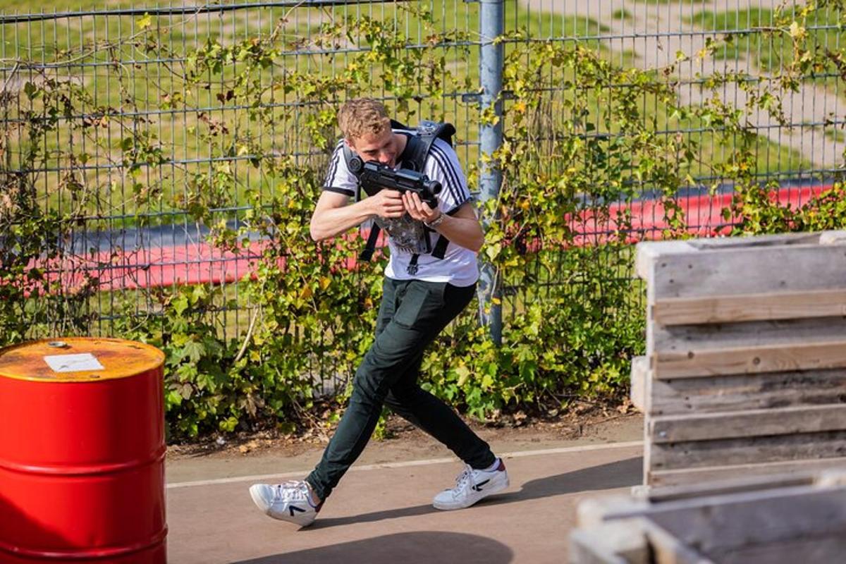 un bărbat face o fotografie cu un aparat foto