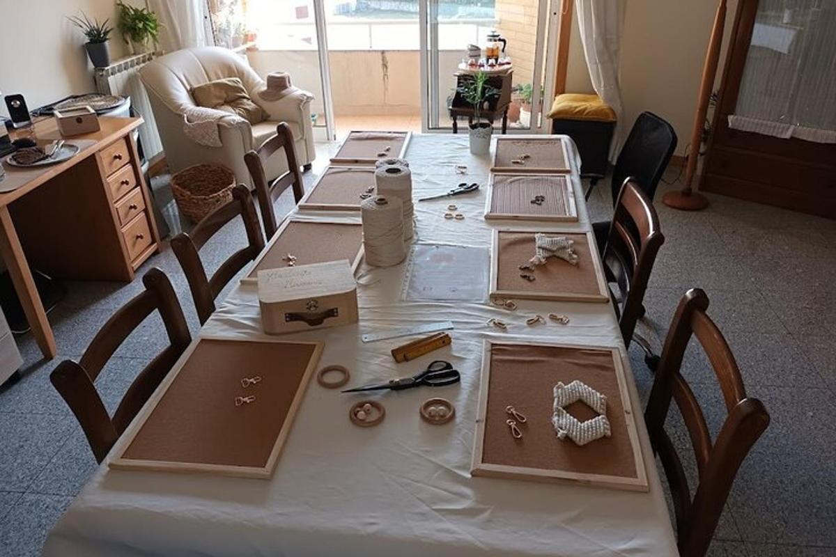 langt borð með kössum og verkfærum á því