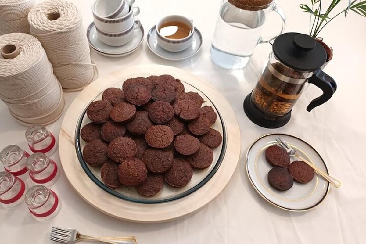 meja di atasnya dengan sepinggan brownies dan sepinggan kopi