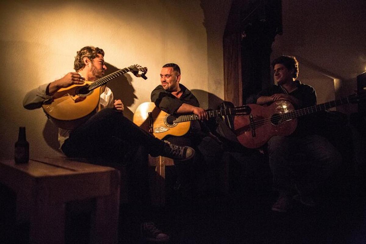 un gruppo di uomini che suonano la chitarra in una stanza