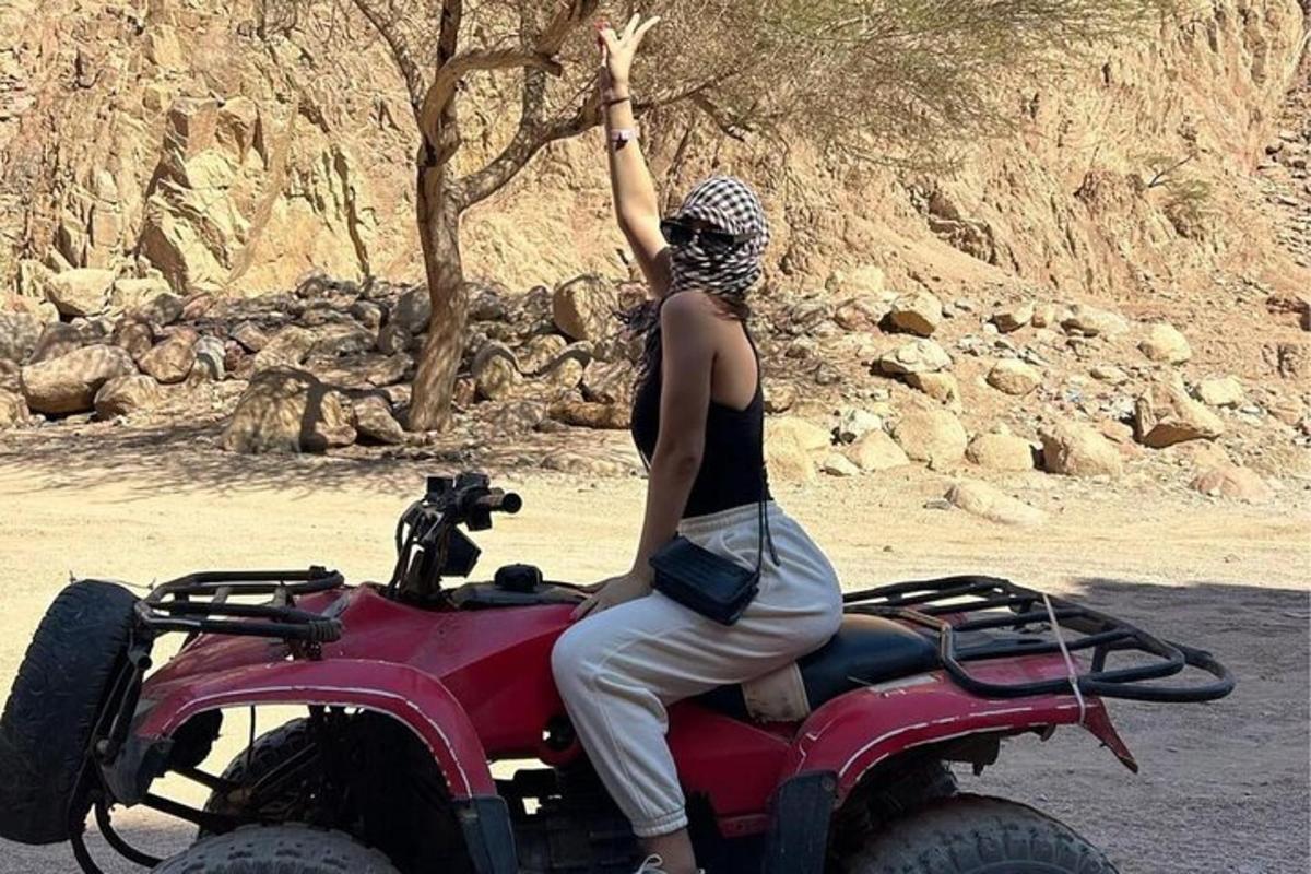 seorang wanita sedang duduk di atas basikal quad