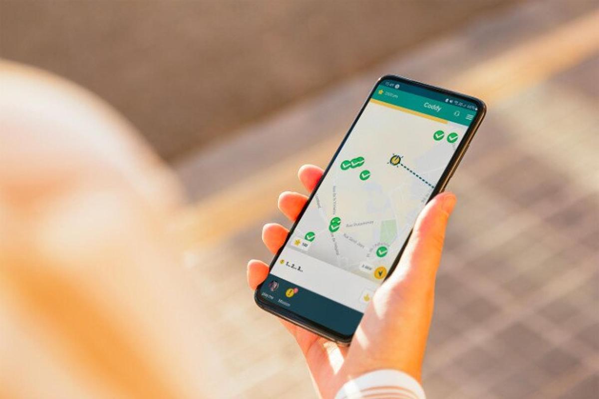 en person som holder en mobiltelefon i hånden