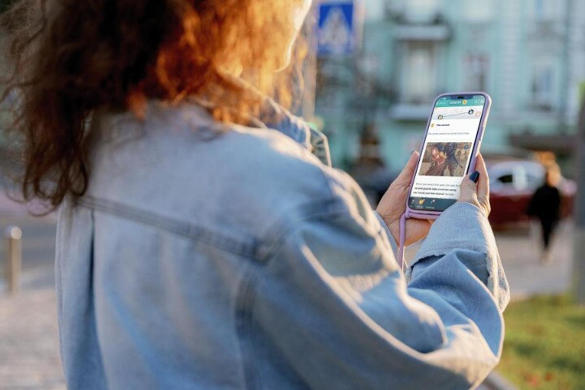 una donna sta guardando il suo cellulare