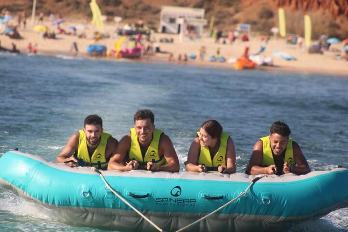 tři muži jsou v raftu ve vodě