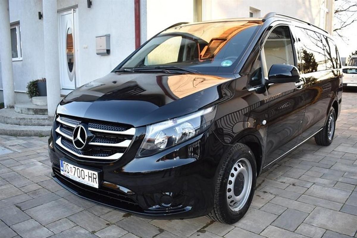 Un coche negro estacionado en un estacionamiento