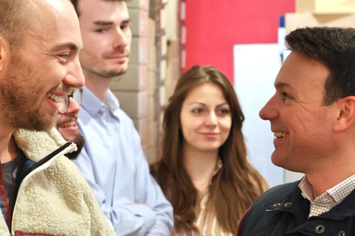 skupina lidí stojících kolem sebe