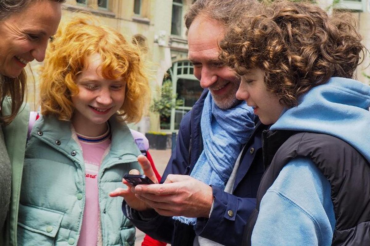 un gruppo di persone che guardano un telefono cellulare