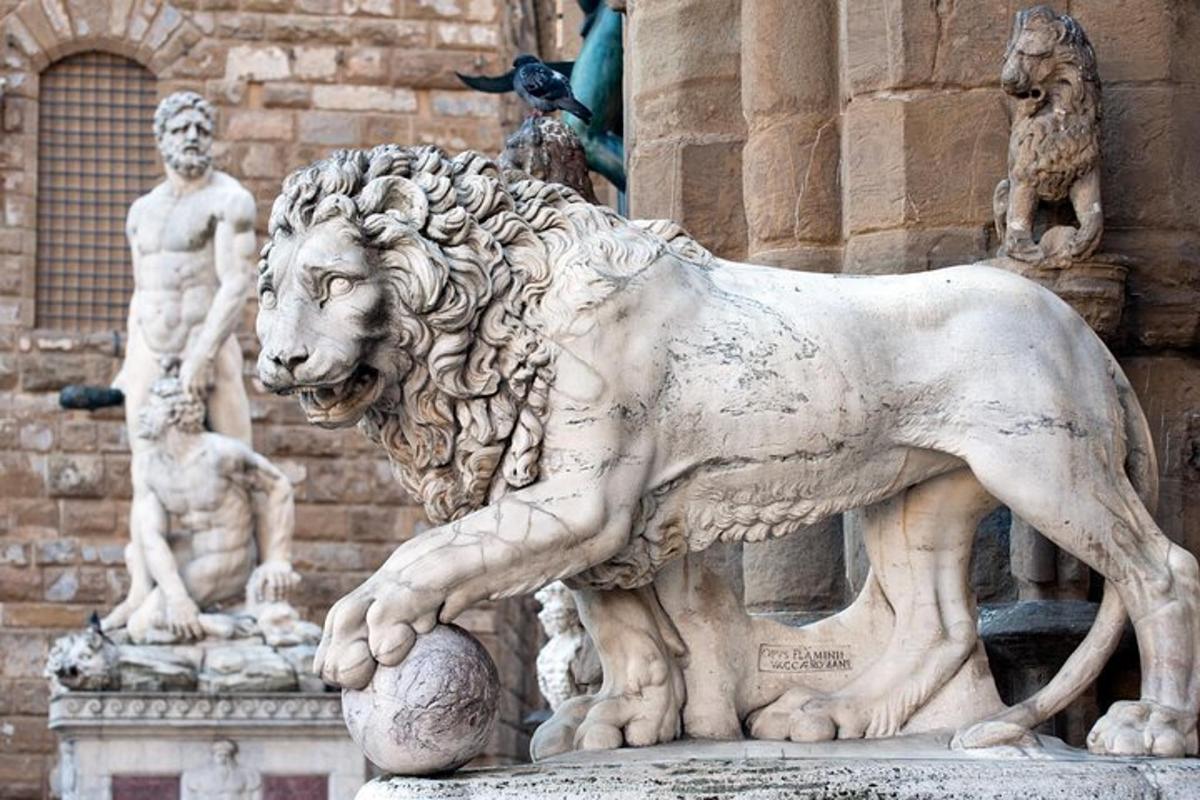 ένα άγαλμα ενός λιονταριού μπροστά από ένα κτίριο