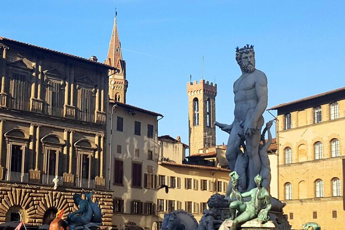 una statua nel mezzo di una città con edifici