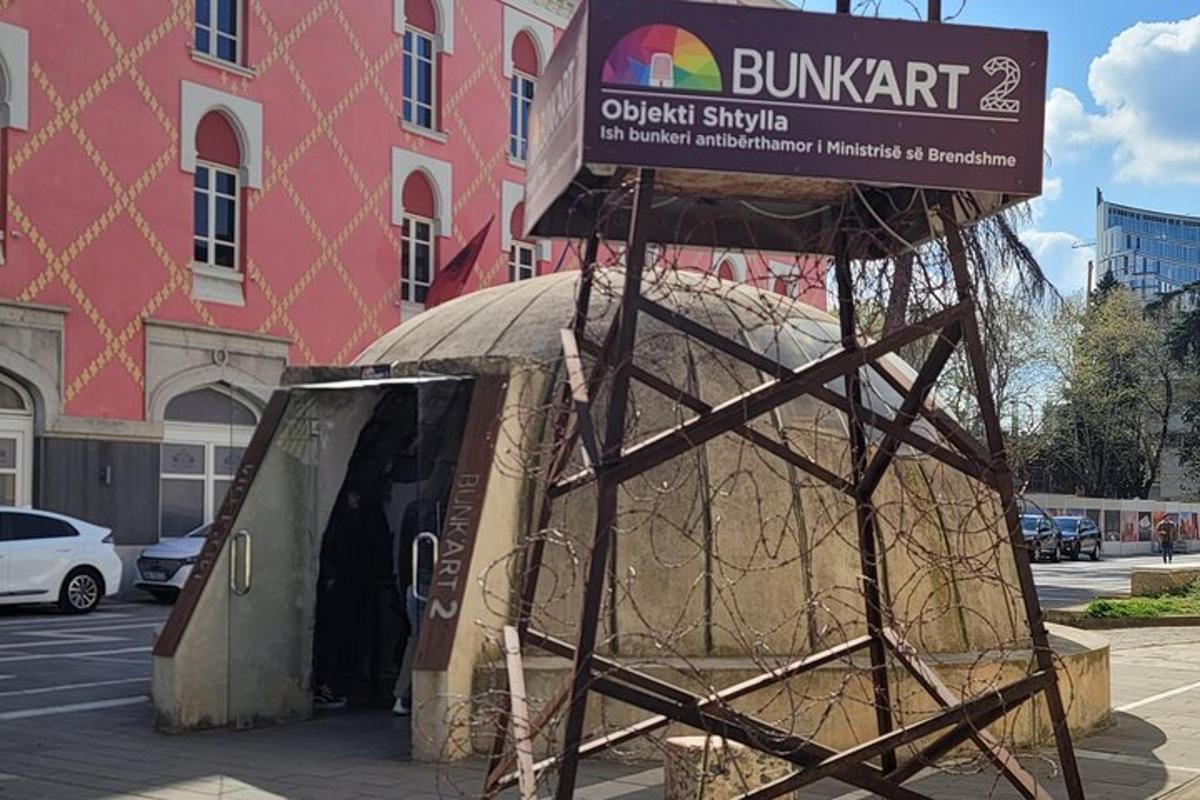 un edificio con un cartello in cima