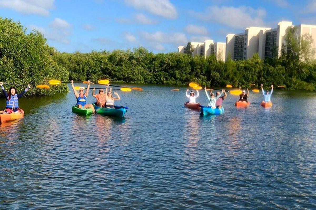 sekumpulan orang dalam kayak di dalam air