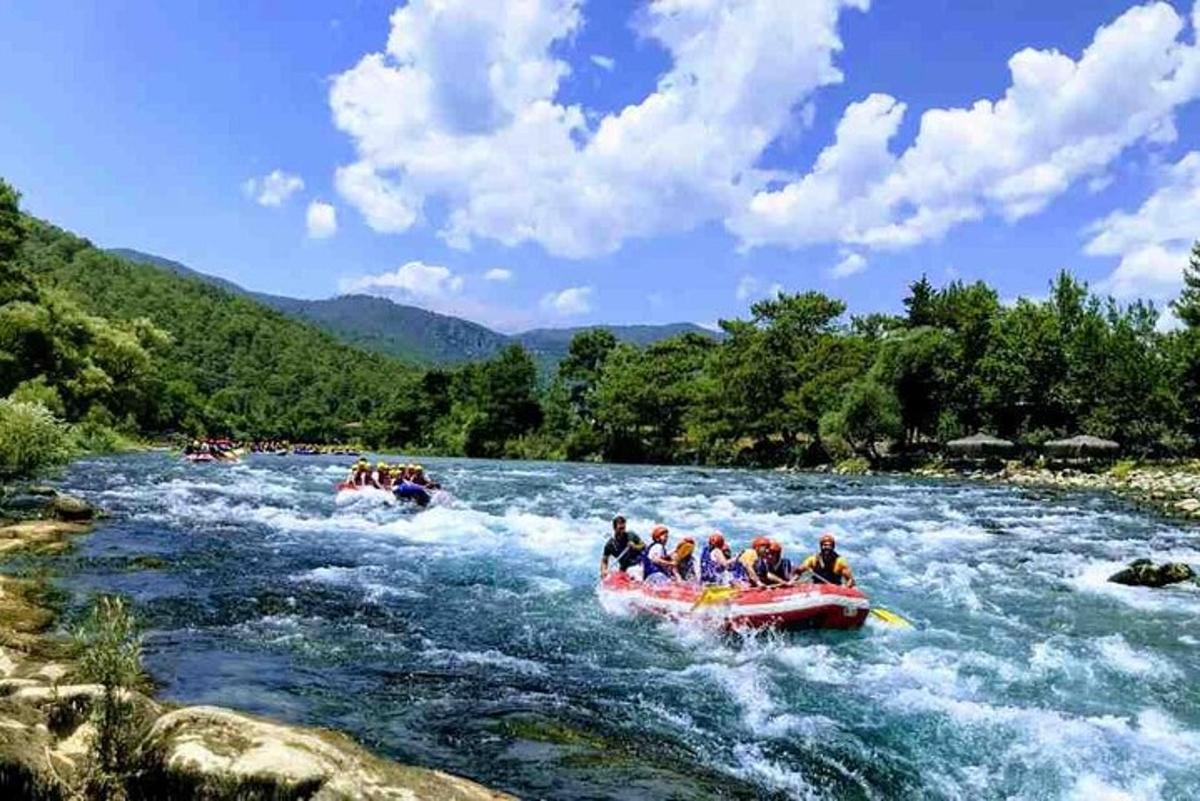 một nhóm người trên bè trên sông