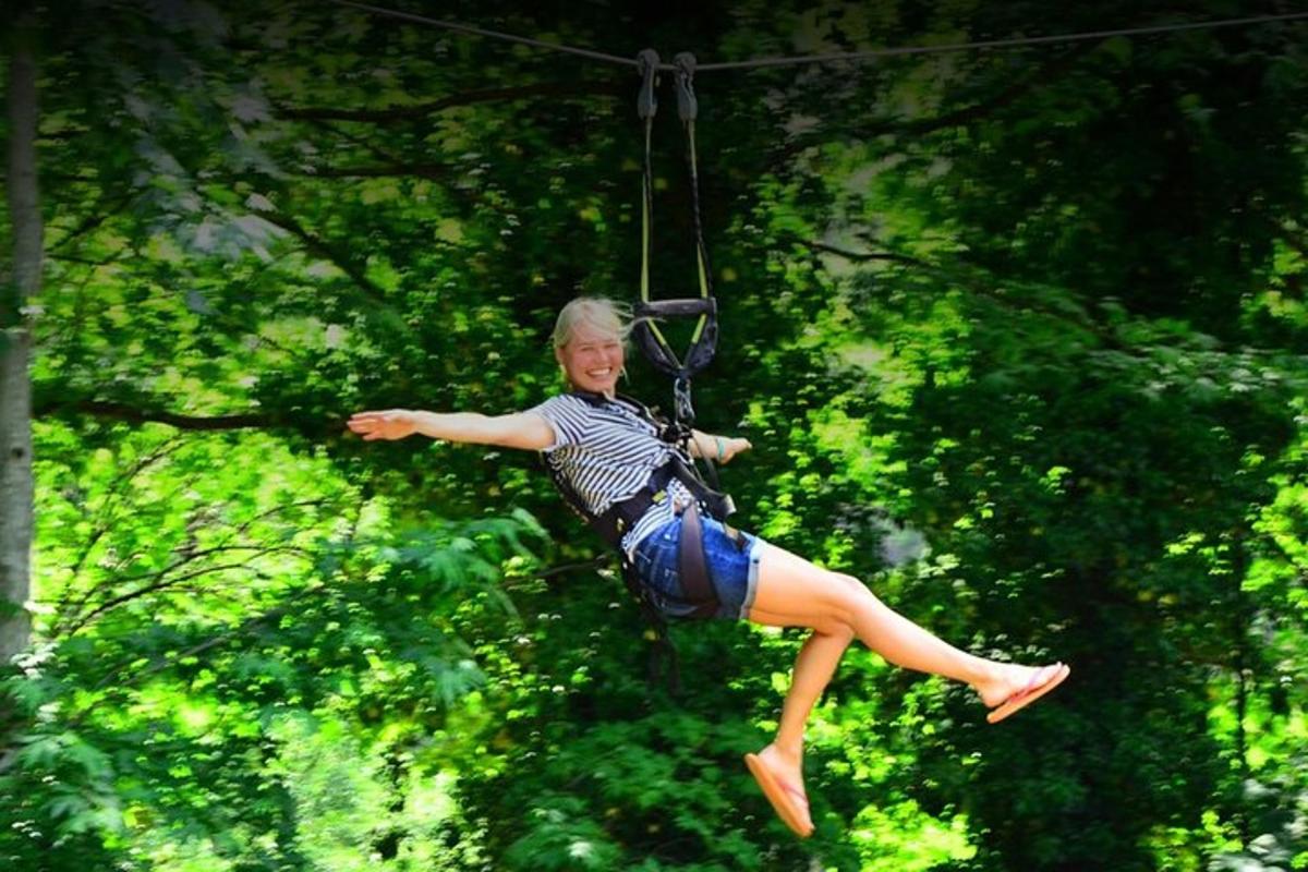 seorang wanita menaiki zip line