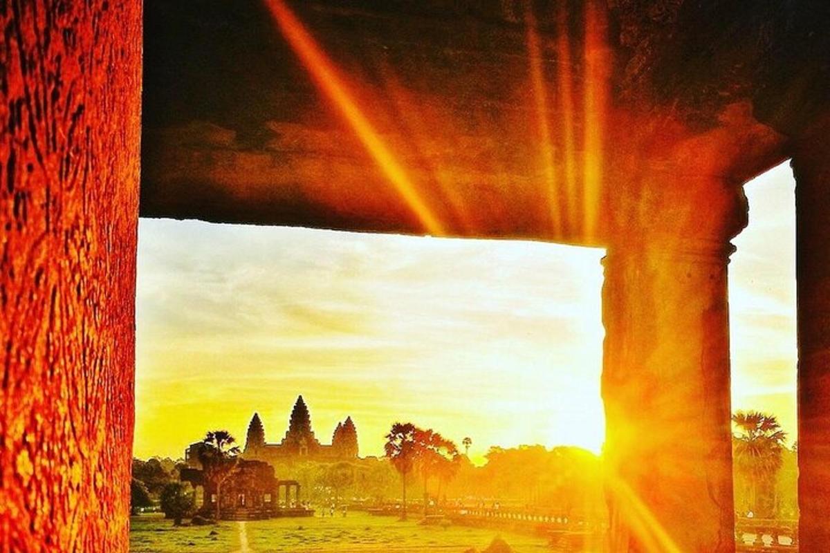 una vista di un tempio da una finestra con il tramonto