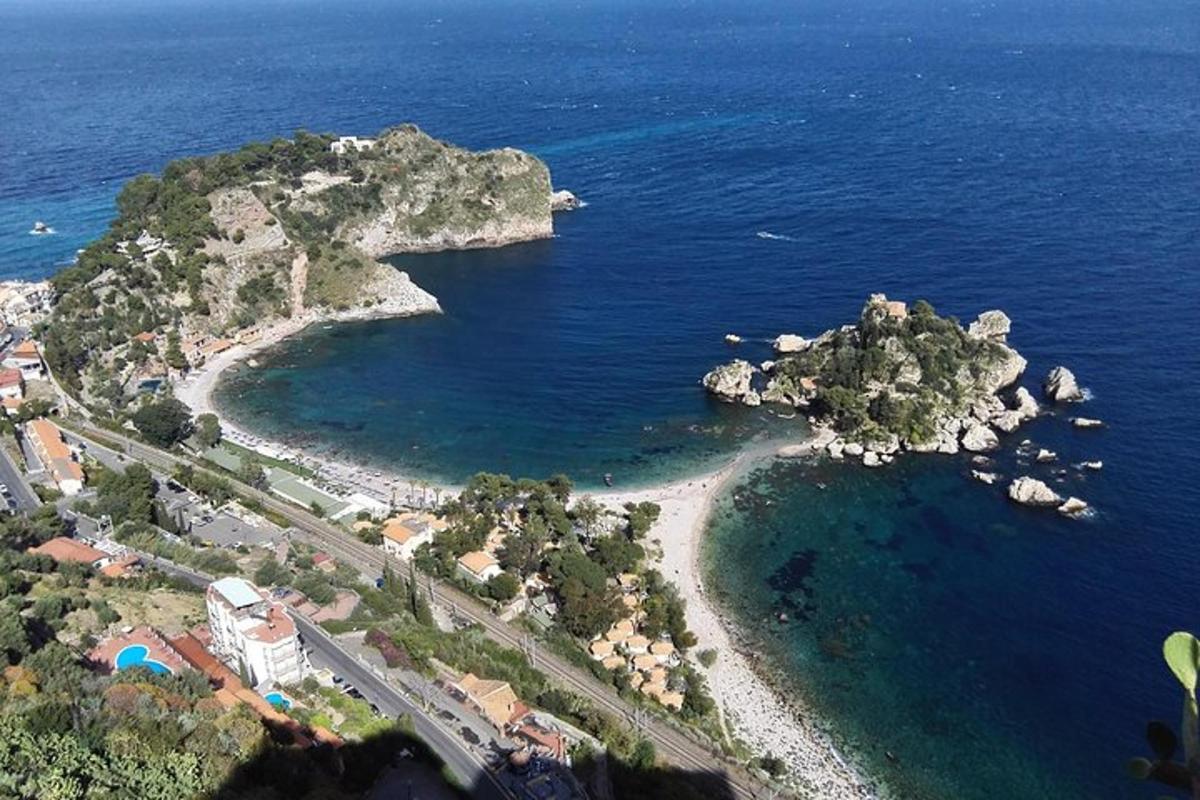 o vedere aeriană a unei mici insule din ocean