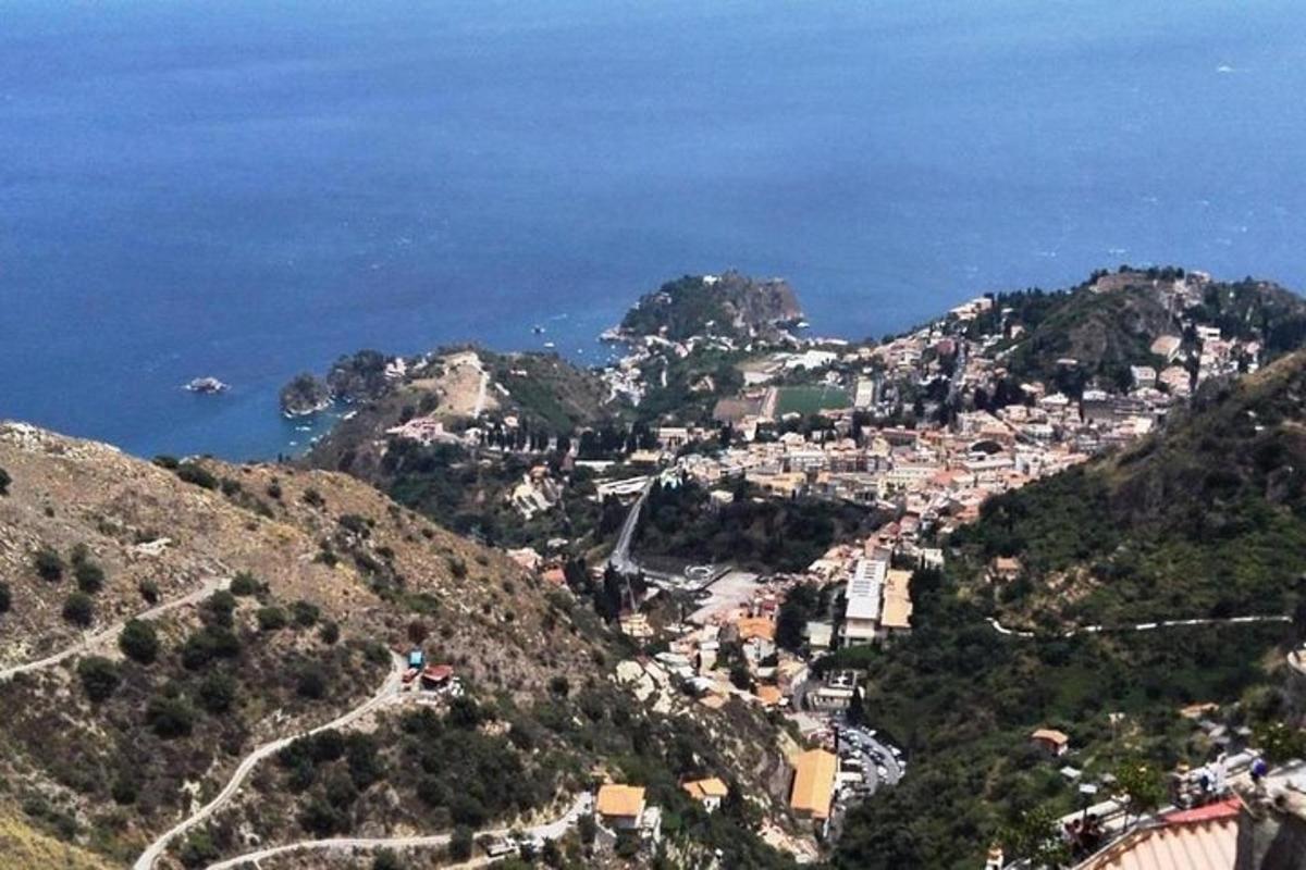 منظر لمدينة على جانب الجبل