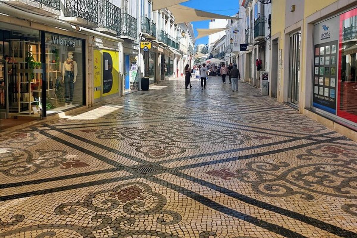 una strada con un pavimento in mosaico in una città