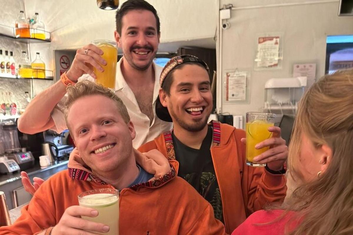 un gruppo di uomini che sollevano bicchieri di birra
