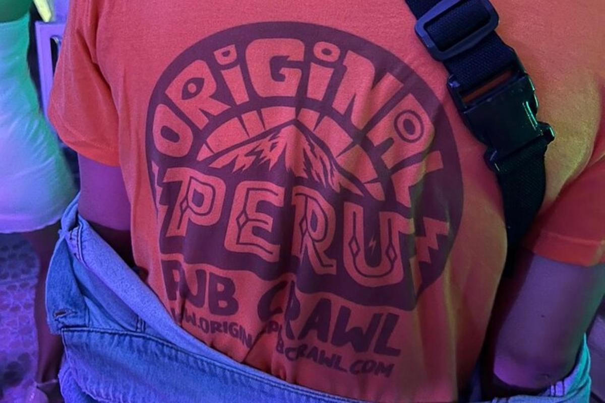 una persona con un tatuaggio sul retro di una maglietta
