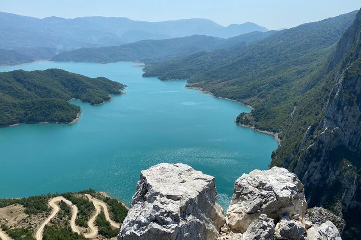 una vista d'un llac des del cim d'una muntanya
