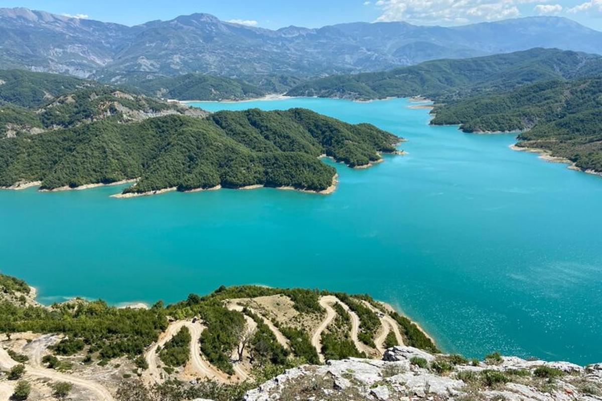 vista aèria d'un llac a les muntanyes