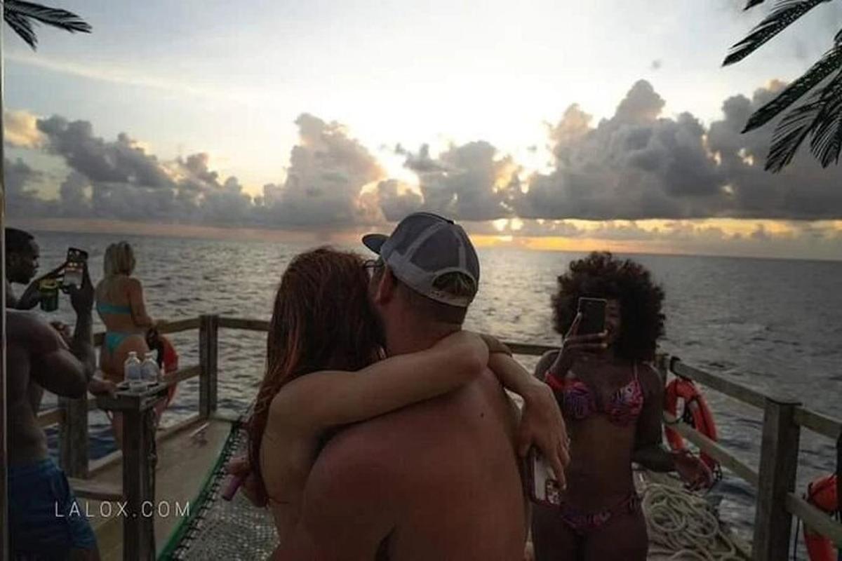 een man die een vrouw omhelst op een boot in het water