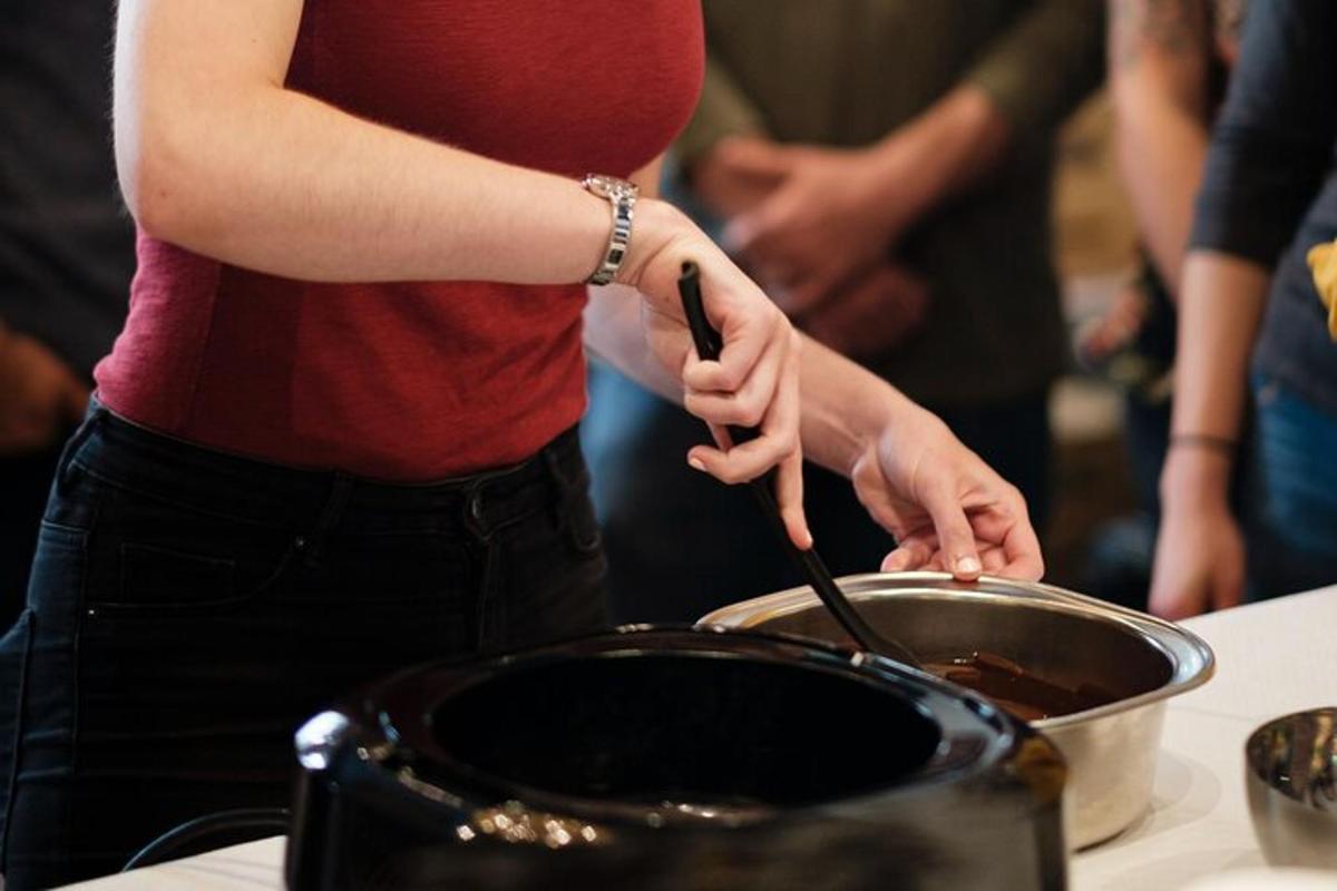 Una mujer preparando comida en una olla sobre una mesa.