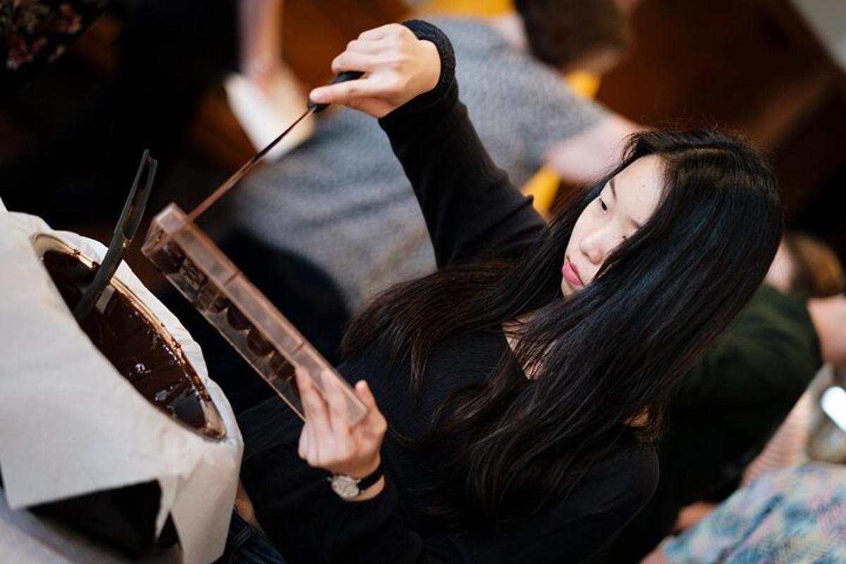 una donna sta suonando la chitarra in una stanza
