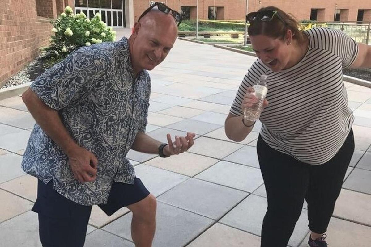 vanem mees ja naine kõnnivad kõnniteel