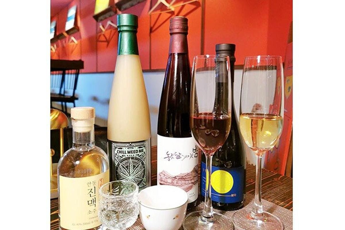 un gruppo di bottiglie di vino e bicchieri su un tavolo