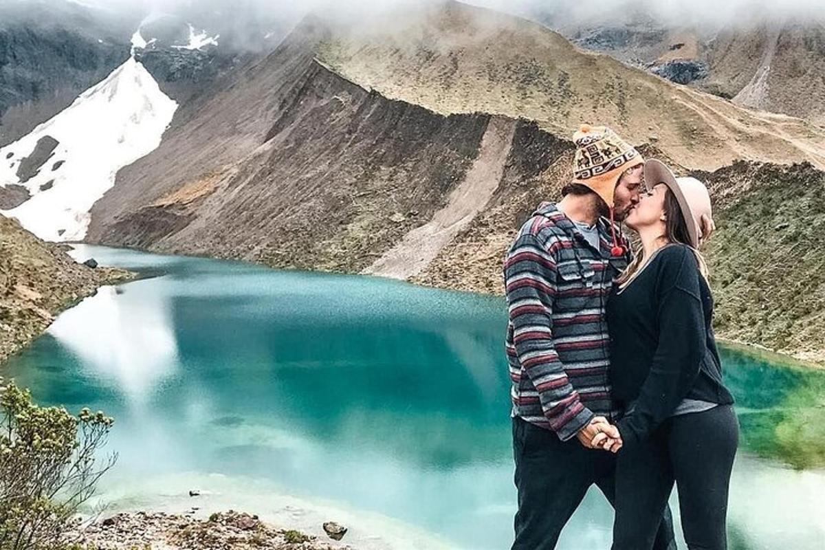 Par að kyssast fyrir framan fjallavatn