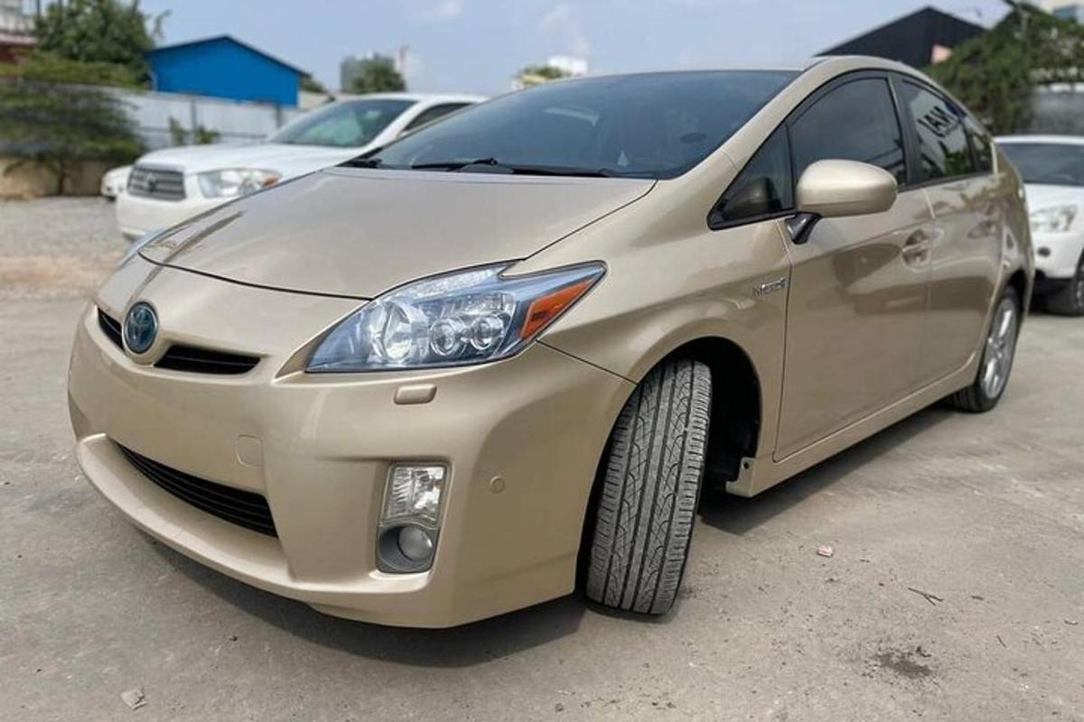 mobil emas terparkir di tempat parkir