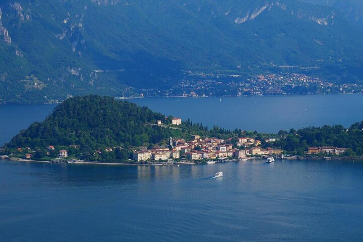 majhen otok sredi velikega vodnega telesa