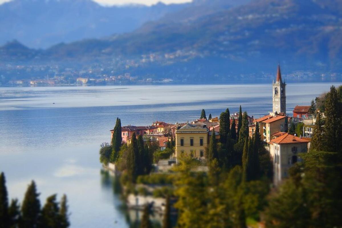pogled na mesto z veliko vodno površino