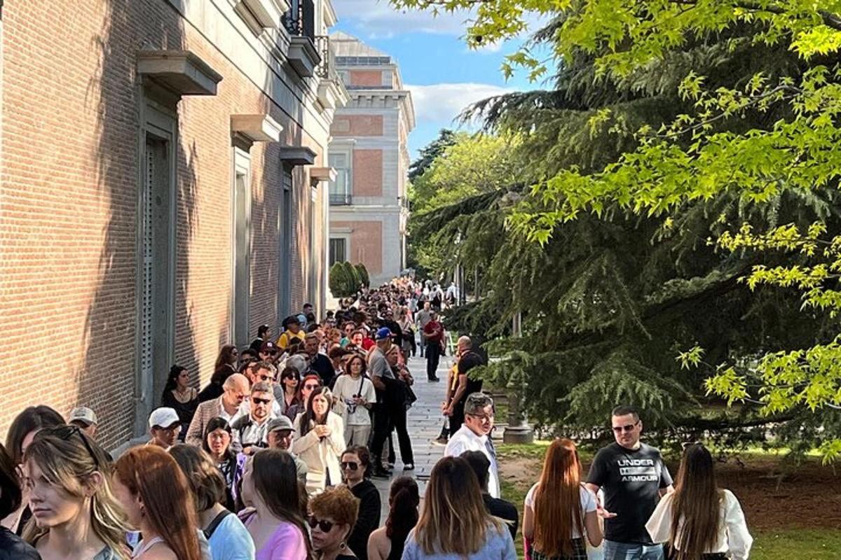 veľký dav ľudí kráčajúcich po ulici