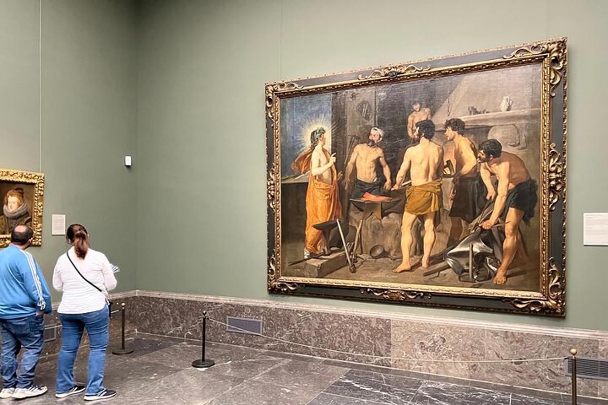 sekumpulan orang melihat lukisan di muzium