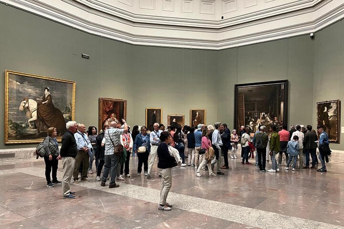 orang ramai melihat lukisan di muzium seni