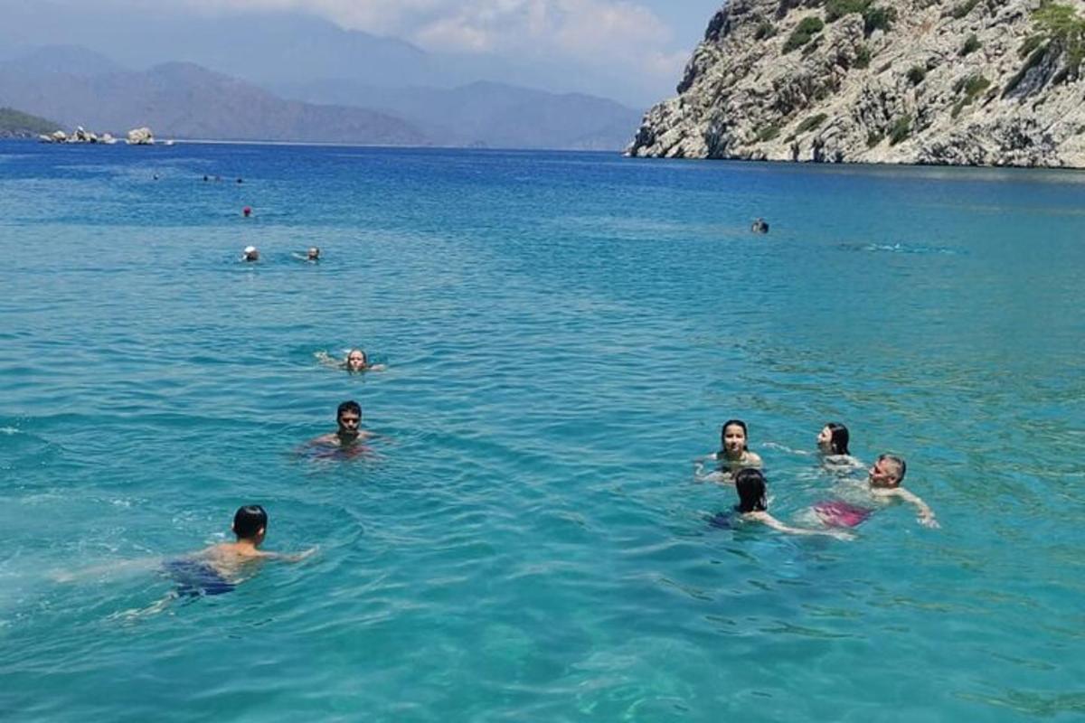 sekumpulan orang berenang di dalam air
